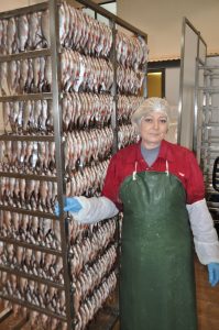 Kalatööstuses ainult ei külmutata ja soolata kala. Spetsialist Nadezhda Palevina lükkab Peipsist püütud särge vinnutuskambrisse.