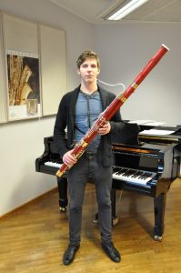 Jakob harjutab pillimängu Eesti teatri- ja muusikaakadeemia ruumides. Tema fagott on tehtud Bosnia mägede vahtrapuust ja maksab 26 000 eurot.
