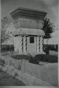 Julius Kuperjanovi hauamonument 1930ndatel aastatel originaalkujul. Kalmistu puud on veel madalad. Repro raamatust “Vabadussõja mälestusmärgid I”, <a href=