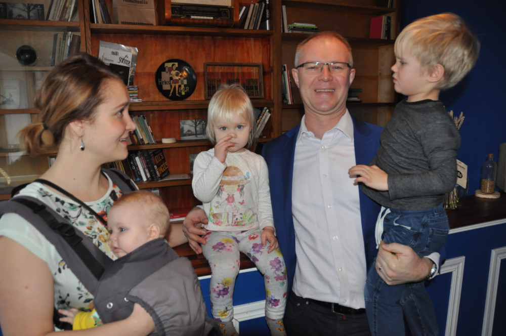 Hannes ja Riina laste Mia-Laura, Mari-Elli ja Henri-Kristjaniga.