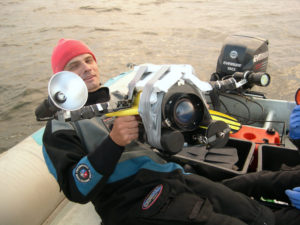 Peep Rada valmistumas koos videokaameraga sukelduma.