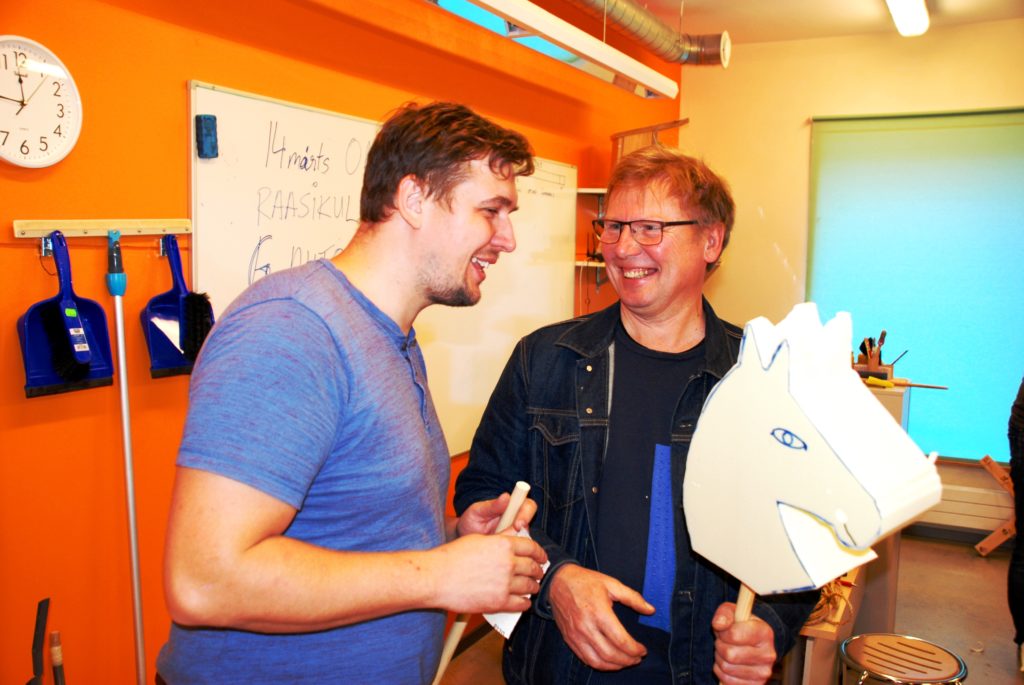 Urmas Mark (paremal) ja Timo Nikitin imetlevad teineteise kätetööd. 