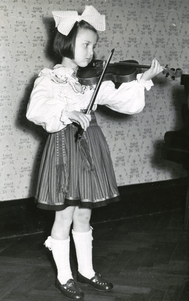8-aastane Juta viiulimängu harjutamas. Foto erakogu 