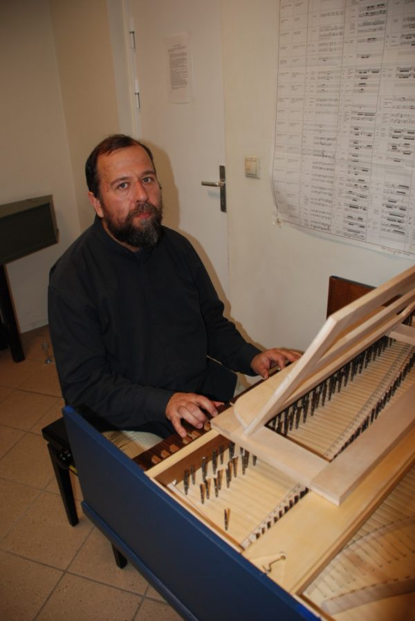 Kas vajate valu paremal ribide vahel?